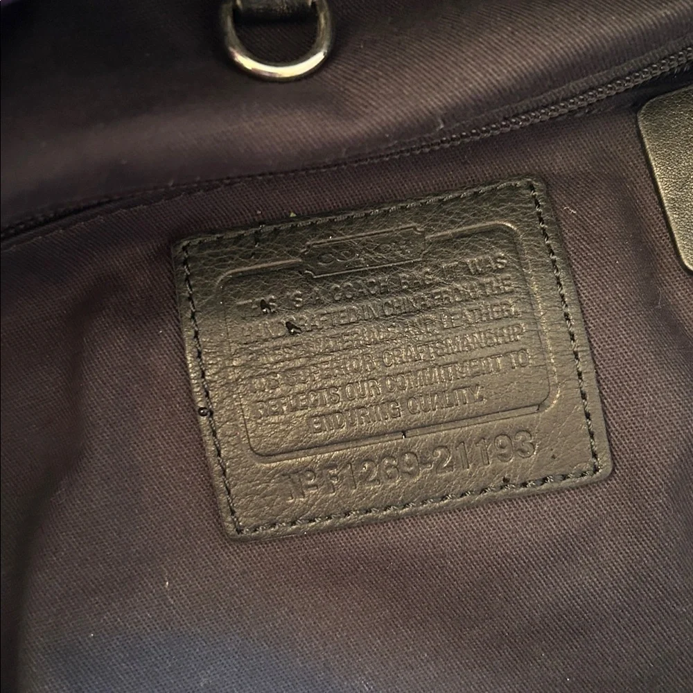Authentic Coach Black Leather Shoulder Bag in Excellent Condition